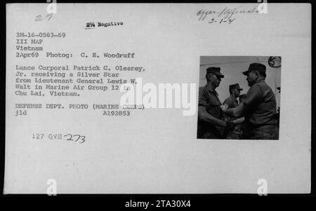 Am 2. April 1969 erhielt Lance Corporal Patrick C. Olearey Jr. von der Marine Aircraft Group 12 in Chu Lai, Vietnam, den Silver Star von Lieutenant General Lewis W. Walt. Das Foto zeigt die offizielle Preisverleihung während des Vietnamkriegs. Stockfoto