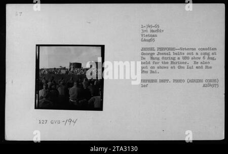 Der Entertainer George Jessel spielt ein Lied während einer USO-Show im da Nang am 6. August 1965. Die Show fand für die Marines statt und Jessel trat auch in Chu Lai und Hue Phu Bai auf. Dieses Foto stammt aus dem Vietnamkrieg und ist ein offizielles Foto des Verteidigungsministeriums, das vom Marine Corps aufgenommen wurde. Stockfoto
