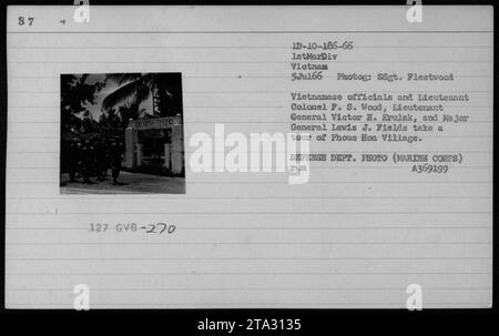 5. Juli 1966: Vietnamesische Beamte und amerikanische Militärs, darunter Präsident Lyndon Johnson und Oberst P.X. Kelley, besuchen während des Vietnamkrieges das Dorf Phouc Hoa. Lieutenant Colonel F.S. Wood, Lieutenant General Victor H. Krulak und Major General Lewis J. Fields sind ebenfalls auf der Tour zu sehen. VERTEIDIGUNGSABTEILUNG. FOTO (MARINE CORPS) A369199. Stockfoto