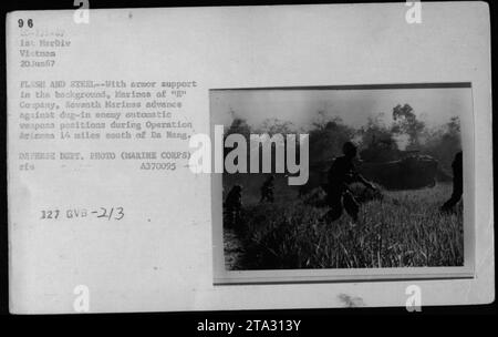 Marines von 'g' Company, Seventh Marines bewegen sich vorwärts, während sie feindlichen Widerstand entgegensehen und Luftunterstützung von Hubschraubern erhalten. Dieses Foto wurde am 20. Juni 1967 während der Operation Arizona aufgenommen, die 22 Meilen südlich von da Nang in Vietnam stattfand. Die Marines befanden sich in feindliche automatische Waffenpositionen. Stockfoto