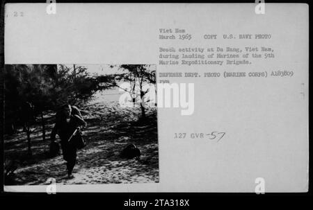 US-Marines von der 9. Marine Expeditionary Brigade landeten im März 1965 in da Nang, Vietnam. Diese Strandaktivität ist Teil der Militäroperationen während des Vietnamkriegs. Das Bild wurde von der US Navy fotografiert und zeigt die Beteiligung amerikanischer Streitkräfte an dem Konflikt. Stockfoto