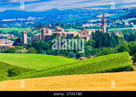 Italien. Malerische Landschaft und mittelalterliches Dorf Castelvetro di Modena in der Region Emilia Romagna bekannt mit Lambrusco-Wein. Stockfoto