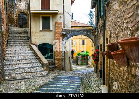 Traditionelle mittelalterliche Dörfer Italiens - malerische alte Blumenstraßen von Casperia, Provinz Rieti Stockfoto