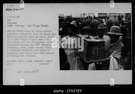 Foto, das die Prozession von Leichen während einer Massenbeerdigung in der Nähe der Stadt Quang Tri im Jahr 1969 zeigt. Diese Leichen wurden kürzlich entdeckt, die vietnamesischen Zivilisten gehörten, die während der TRT-Offensive im Februar 1968 getötet wurden. Die Begräbniszeremonie kombinierte sowohl buddhistische als auch katholische Traditionen und wurde von mehr als 1000 Personen besucht. Stockfoto