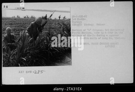 Marines von der 'L' Company, 3. Bataillon, Vierte Marines, die eine Patrouille im Dorf Glo Do während einer Sperbermission nördlich von Dong EA, Vietnam, am 17. März 1967 durchführten. Foto von Weiner. (Offizieller Lichtbildausweis: GVB-285) Stockfoto