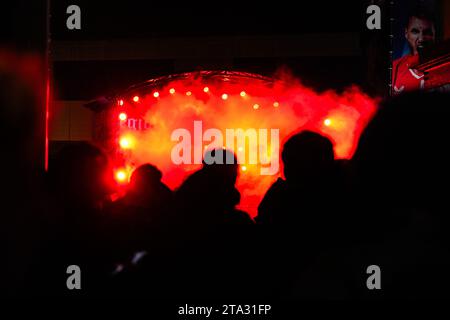 Rotterdam, Niederlande. November 2023. Rotterdam - Feyenoord-Fans vor dem fünften Leg der Gruppenphase der UEFA Champions League zwischen Feyenoord und Atletico Madrid im Stadion Feijenoord de Kuip am 28. November 2023 in Rotterdam, Niederlande. Credit: Box to Box Pictures/Alamy Live News Stockfoto