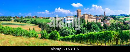 Romantische Weinstraße mit mittelalterlichen Schlössern in Italien. Region Emiglia Romagna, malerisches Dorf Levizzano Stockfoto