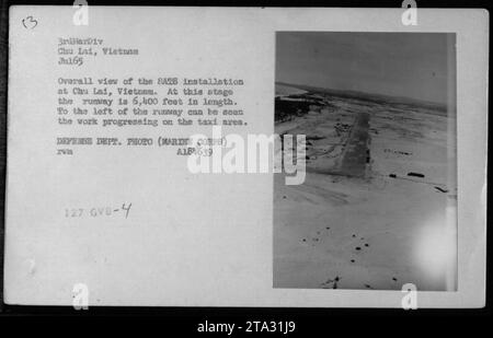 Luftaufnahme des Baus der SAT-Anlage (Short Airfield for Tactical Support) in Chu Lai, Vietnam im Juli 1965. Die Gesamtansicht zeigt die 6.400 m lange Piste und die laufenden Arbeiten am Taxibereich links von der Piste. Foto des Verteidigungsministeriums (Marine COFPS) A184639 127 GVB-4. Stockfoto