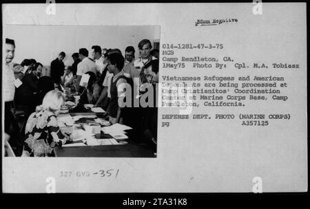 Vietnamesische Flüchtlinge und amerikanische Dependents werden am 1. Mai 1975 im Camp Cristianitos Coordination Center, MCB Camp Pendleton, CA, bearbeitet. Das Foto zeigt Claudia Cardinale, die die Flüchtlinge zusammen mit Nguyen Cao Ky, Rosemary Clooney und Betty Ford besucht. Das Bild wurde von M.A. Tobiasz aufgenommen, einem Fotografen des US Marine Corps. (127 GVS-35/ 35 mm negativ 014-1281-47-3-75 MCB Camp Bendleton, CA). Fotoquelle: Verteidigungsministerium (Marine Corps) S. A357125. Stockfoto