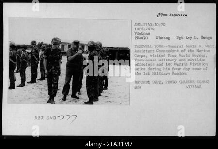 Generalleutnant Lewis W Walt, stellvertretender Kommandant des Marine Corps, auf seiner Abschiedstour in Vietnam. Auf diesem Foto, das am 2. November 1970 aufgenommen wurde, besucht General Walt während seiner viertägigen Tour durch die 1. Militärregion die Streitkräfte der Freien Welt, vietnamesische Militär- und Zivilbeamte und Einheiten der Marine Division. Foto von Sgt Ray L. Menge. Stockfoto