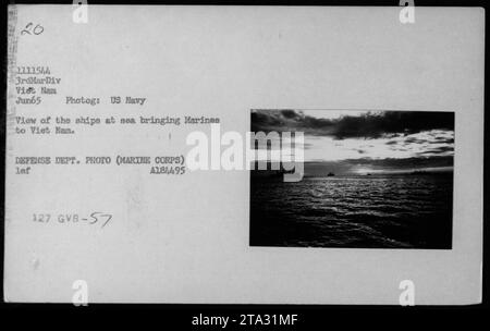 Das Foto der US Navy vom Juni 1965 zeigt einen Blick auf Schiffe auf See, die Marines nach Vietnam transportieren. Dieses Bild veranschaulicht die Beachhead-Operationen während des Vietnamkriegs. Es ist ein authentisches Foto des Verteidigungsministeriums, das vom US Marine Corps während ihres Engagements in Vietnam aufgenommen wurde. Stockfoto