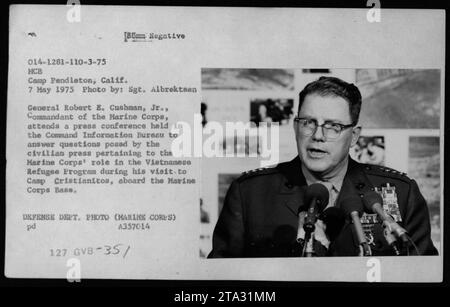 Auf diesem Schwarzweiß-Foto ist General Robert E. Cushman, Jr., Kommandant des Marine Corps, zu sehen, der am 7. Mai 1975 an einer Pressekonferenz im Camp Cristianitos im MCB Camp Pendleton, Kalifornien, teilnimmt. Die Konferenz fand im Command Information Bureau statt und befasste sich mit der Rolle des Marine Corps im vietnamesischen Flüchtlingsprogramm. Stockfoto