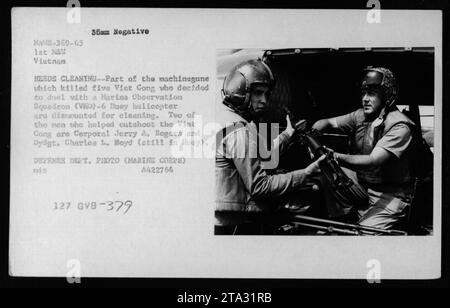 US-Marines reinigen und kontrollieren Waffen nach einem Hubschrauberduell mit Vietnam Cong. Auf dem Bild wird eine Maschinenpistole zerlegt, mit der fünf feindliche Kämpfer getötet wurden. Corporal Jerry A. Rogers und GySgt. Charles L. Boyd, der an der Mission teilnahm, ist im Hintergrund zu sehen. Das Foto wird in einem 35-mm-negativ aufgenommen und muss gereinigt werden. Dieses Bild ist Teil der Fotosammlung des Marine Corps Defense Department. Stockfoto