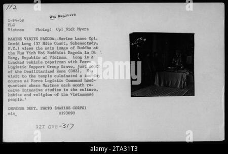 Marine Lance CPL. David Long, ein Kettenfahrzeug-Reparaturmann der Force Logistic Support Group Bravo, besucht die Hua Tỉnh Hot Buddhist Pagode in da Nang, Republik Vietnam. Der Tempelbesuch ist Teil eines zweitägigen Kurses beim Force Logistic Command, wo Marines die Kultur, Gewohnheiten und Religion des vietnamesischen Volkes studieren. Stockfoto
