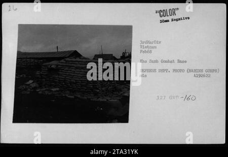 Marines stationierten im Februar 1968 auf der Khe Sanh Combat Base in Vietnam. Das Foto, das vom Verteidigungsministerium aufgenommen wurde und dem Marine Corps angehört, zeigt Mitglieder der 3. Marine-Division, während sie die Basis verteidigen. Das negative ist farbig und misst 35 mm. Die Bildreferenznummer lautet MIS 4192622 und der Code GVB-160. Stockfoto