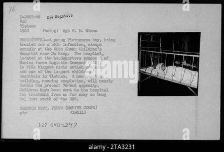 Ein junger vietnamesischer Junge, der wegen einer Hautinfektion behandelt wird, schläft friedlich im Hoa Khanh Kinderkrankenhaus in der Nähe von da Nang. Das Krankenhaus befindet sich im Hauptquartier des Marine Force Logistic Command und ist das größte Kinderkrankenhaus in Vietnam und ein bedeutendes Projekt für bürgerliche Maßnahmen. Ein im Bau befindliches neues Gebäude wird die Kapazität des Krankenhauses von 70 Betten erhöhen. Kinder von so weit weg wie Dong Ha wurden in dieses Krankenhaus zur Behandlung gebracht. Foto des Verteidigungsministeriums (Marine Corps) A192113 127 GVB-247. Stockfoto