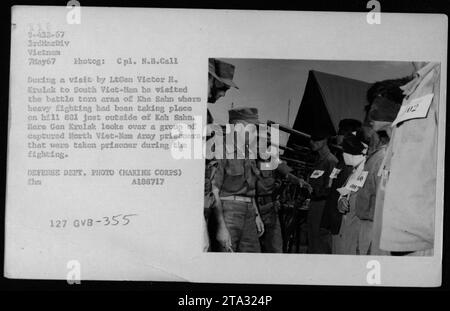 Lt. Victor H. Krulak besucht Khe Sahn, ein Gebiet, das von den Kämpfen während des Vietnamkriegs stark betroffen war. Er untersucht eine Gruppe von Gefangenen der nordvietnamesischen Armee. Dieses Foto wurde am 7. Mai 1967 aufgenommen. Bildquelle: Verteidigungsministerium, Marine Corps. (Beschriftung auf 50 Wörter gekürzt) Stockfoto