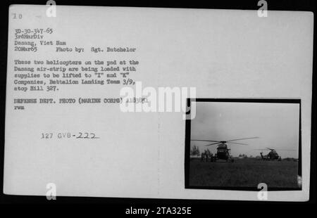 Zwei UH-34 Hubschrauber sitzen am 20. März 1965 auf dem Stützpunkt auf dem Flugplatz Danang, Vietnam. Sie werden mit Vorräten beladen, die zu den Kompanien T und K transportiert werden sollen, Bataillon Landing Team 3/9, stationiert auf Hill 327. Foto von Sergeant Batchelor. Foto des Verteidigungsministeriums (Marine Corps) A183851 TWA 127 GVB-222. Stockfoto