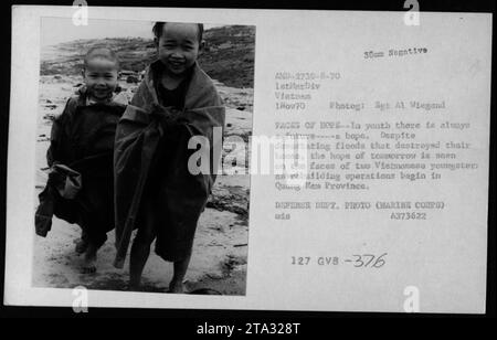 Dieses Bild, das am 1. November 1970 in der Provinz Quang Nam aufgenommen wurde, zeigt zwei junge vietnamesische Kinder nach den verheerenden Überschwemmungen, die ihre Häuser zerstörten. Trotz der Zerstörungen ist ein Hoffnungsschimmer in ihren Gesichtern zu sehen, wenn die Bemühungen um den Wiederaufbau beginnen. Dieses Foto wurde von Sgt. A1 Wiegand aufgenommen, einem Mitglied des United States Marine Corps. Stockfoto