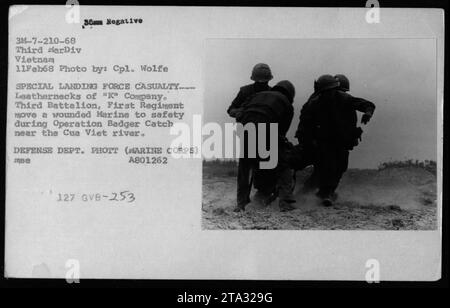 US-Marines der K-Kompanie, drittes Bataillon, First Regiment evakuieren während der Operation Badger Fang in der Nähe des Cua Viet Flusses, Vietnam. Das Foto wurde am 11. Februar 1968 von CPL. Wolfe als Teil der Special Landing Force aufgenommen, die während des Vietnamkriegs medizinische Aktivitäten durchführte. Stockfoto