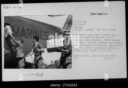 Marines entladen Langstreckenrationen von einem CH-53-Hubschrauber während eines Kampfes nördlich von Phu Bai, Vietnam am 27. März 1968. Die Trockenrationen waren ein willkommener Anblick für die Männer der F-Kompanie, 2. Bataillon, 5. Marine-Regiment. Foto von CPL D.I. Fisher. Stockfoto