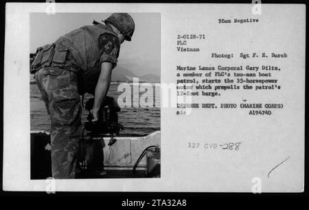 Marine Lance Corporal Gary Diltz startet den Motor eines 12-Fuß-Lastkahns, der von einer zwei-Mann-Bootspatrouille des FLC (Fleet Logistics Center) benutzt wird. Die Patrouille, die 1971 während des Vietnamkriegs fotografiert wurde, setzte auf einen 35-PS-Motor für den Antrieb. Das Bild wurde von Sergeant F. E. Burch aufgenommen. Stockfoto
