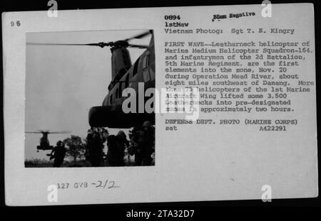 20. November 1966: Hubschrauber der mittleren Marine Helicopter Squadron-164 und Infanteristen des 2. Bataillons, 5. Marine-Regiment, sind die ersten, die während der Operation Mead River, etwa 13 Meilen südwestlich von Danang, in die Zone eindringen. Der 1st Marine Aircraft Wing setzte über 75 Hubschrauber ein, die rund 3.500 Marines in nur zwei Stunden transportierten. Dieses Foto wurde von Sgt T. E. Kingry aufgenommen und ist Teil einer Sammlung, die die amerikanischen militärischen Aktivitäten während des Vietnamkriegs dokumentiert.“ Stockfoto