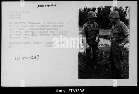 Marine erklärt Major General W. Walt während der Operation Harvest Moon die Todesumstände seines Freundes. Foto aus dem Jahr 1965 mit anwesenden Offizieren und Beamten, darunter Robert McNamara, Richard Nixon und Billy Graham. Bild, das vom Verteidigungsministerium (Marine Corps) während des Vietnamkriegs aufgenommen wurde. Stockfoto