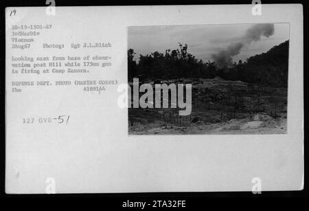 Artillerieschuss von der Basis der Beobachtung nach Hill, 2. August 1967. Das Foto zeigt die 17Sram-Waffe, die auf Camp Zamora feuert. Aufgenommen von Sgt J.L. Blick, ist das Bild ein Foto des Verteidigungsministeriums aus dem Vietnamkrieg. Stockfoto