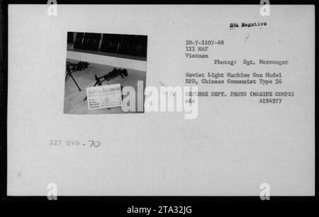 Während des Vietnamkrieges 1969 wurden Waffen gefangen. Dieses Foto zeigt ein sowjetisches Leichtmaschinengewehr Modell RPD und ein chinesisches kommunistisches Modell Typ 36. Das Bild wurde bei der III MAF Vietnam 244 aufgenommen und ist ein Foto des Marine Corps Fotografen Sgt. Messenger. Stockfoto