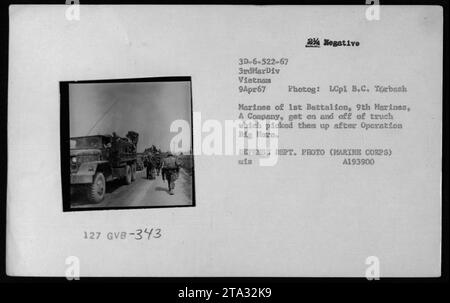 Marines of A Company, 1. Bataillon, 9. Marines, steigen nach der Operation Big Horn am 9. April 1967 in Vietnam an und steigen aus. Stockfoto
