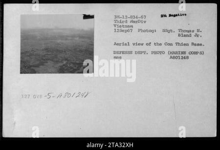 Luftaufnahme der Con Thien Base am 12. September 1967. Das Foto wurde von SSgt aufgenommen. Thomas N. Bland Jr. von der dritten Marine Division. Die Basis befand sich während des Vietnamkrieges in Vietnam. Das Bild ist in Schwarzweiß gehalten und zeigt das Layout der Basis aus der Sicht von oben. Stockfoto