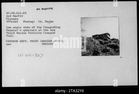 Tiefwinkelansicht der Quartiere des Commandation General am neuen Kommandoposten der dritten Marine Division. Das Bild zeigt die getarnten Gebäude und Bunker, die die Präsenz von USMC und vietnamesischen Militärstrukturen während des Vietnamkriegs widerspiegeln. Dieses Foto wurde am 10. Oktober 1965 in Vietnam aufgenommen. Stockfoto