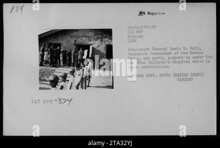 Generalleutnant Lewis W. Walt, Assistant Commandent des Marine Corps, und sein Team werden beobachtet, wie sie sich 1968 auf den Eintritt in das Hoa Khan Children's Hospital in Vietnam vorbereiten. Das Foto wurde während des Vietnamkriegs aufgenommen und zeigt die Beteiligung amerikanischer Militärs an nicht-Kampfhandlungen, die das Leben vietnamesischer Zivilisten verbessern sollen. Stockfoto