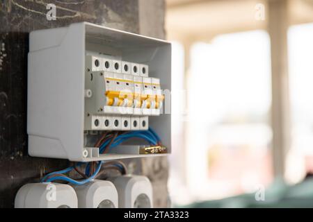 Temporäre elektrische Schalttafel mit Leistungsschaltern auf einer Baustelle Stockfoto