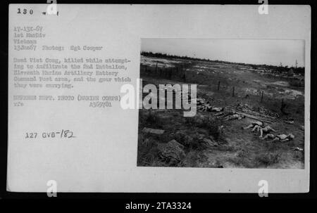 Sgt. Cooper nahm am 13. Januar 1967 ein Bild auf, das die Folgen einer erfolgreichen Verteidigung durch das 2. Bataillon, Elfte Marine Artillery Battery, zeigt. Das Bild zeigt tote Soldaten aus Vietnam, die während ihres Infiltrationsversuchs getötet wurden. Das Foto wurde in Vietnam aufgenommen und wird im Archiv des Verteidigungsministeriums unter der Referenznummer A369781 gespeichert. Stockfoto