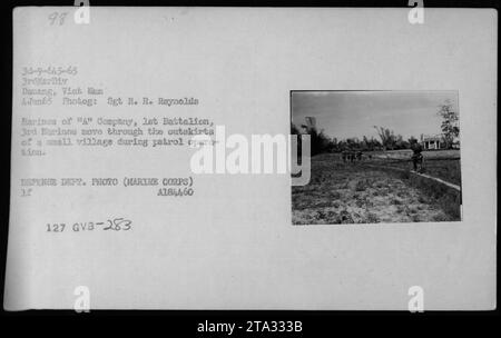 Marines der A-Kompanie, 1. Bataillon, 3. Marines führen am 4. Juni 1965 eine Patrouillenoperation in einem kleinen Dorf in da Nang, Vietnam, durch. Die Männer bewegen sich im Rahmen ihrer militärischen Aktivitäten während des Vietnamkrieges vorsichtig durch das Gebiet. Dieses Foto ist ein Foto des Verteidigungsministeriums, aufgenommen von Sgt R. R. Reynolds. Stockfoto