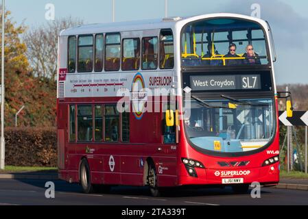 Superloop-Bus auf der SL7-Strecke nach West Croydon, vorbei am London Heathrow Airport, UK. Transport zum Londoner Express-Bus-Netz Stockfoto