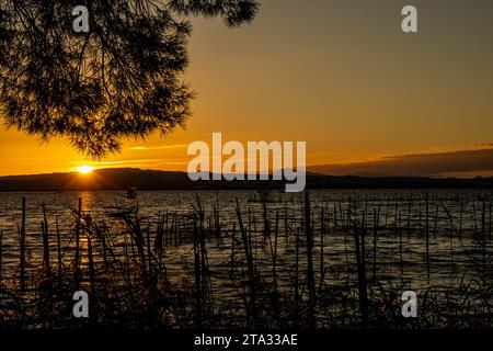 Sonnenuntergang über den Bergen und dem spanischen Albufera-See Stockfoto
