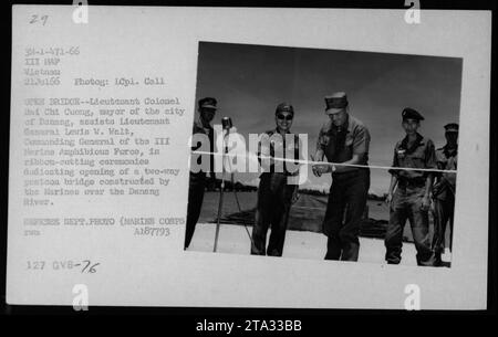 Generalleutnant Lewis W. Walt, Commanding General der III. Marine Amphibious Force, und Oberstleutnant Hai Chi Cuong, Bürgermeister von Danang, werden in einer Zeremonie zum Bandschnitt dargestellt. Sie eröffnen am 21. Juli 1966 eine zwei-Wege-Pontonbrücke, die von den Marines über den Danang River gebaut wurde. Stockfoto