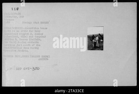 Navy Lieutenant Stophen H. Almsey und Corporal 1111sn N. Lawson aus Ohio und New York nehmen 1966 an katholischen Diensten während der Operation Prairie Teil. Das Foto zeigt sie mit Munitionskästen als Altar, südlich der entmilitarisierten Zone. Gefangen von SSgt HANSH FIELD WORSHIP. Stockfoto