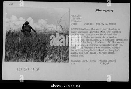 Ein Navy Corpsman kümmert sich um einen verwundeten Marine als Teil einer medizinischen Evakuierung in Vietnam, 1968. Wenn der Kampf beginnt, sind die Korps die ersten, die Hilfe leisten. Dieser Korpsman ist Mitglied des 2. Bataillons, 7. Marines, die in der Nähe von da Nang operieren. Bei schweren Verletzungen wird ein Marinehubschrauber gerufen, um die Verwundeten in ein Inlandkrankenhaus oder ein Krankenhausschiff im Südchinesischen Meer zu evakuieren. VERTEIDIGUNGSABTEILUNG. FOTO (MARINE CORPS) Stockfoto