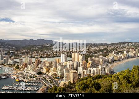 Blick vom Berg Ifach über Calpe, Spanien, und die beiden Strände auf beiden Seiten der Stadt Stockfoto