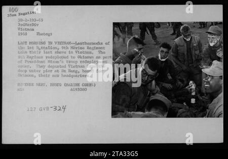 Lederhalse des 1. Bataillons, 9. Marine-Regiment der 3. Marine-Division in Vietnam, 1969, werden während der persönlichen Hygieneaktivitäten fotografiert, während sie ihre letzte Rasur machen, bevor sie nach Okinawa verlegt werden. Sie starten von da Nangs Tiefwasserpier zu ihrem neuen Hauptquartier. Stockfoto