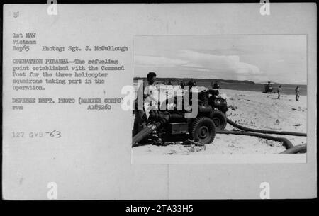 Militärangehörige errichteten im September 1965 während der Operation PIRANHA eine Tankstelle. Diese Tankstelle wurde zusammen mit dem Kommandoposten für die drei Hubschraubertrupps eingerichtet, die an der Operation beteiligt waren. Das Foto wurde von Sgt. J. McCullough aufgenommen und ist Teil der Sammlung des Verteidigungsministeriums. Stockfoto