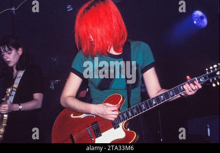 Miki Berenyi von der britischen Band Lush spielte am 8. Juni 1994 live im Bath Hub Club in Bath, England. Die Band tourte, um die Doppelveröffentlichung der beiden Singles Hypocrite und Desire Lines sowie ihres vielgelobten dritten Studioalbums Split zu unterstützen. Foto: ROB WATKINS Stockfoto