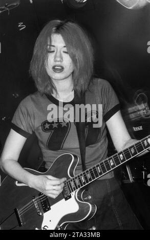 Miki Berenyi von der britischen Band Lush spielte am 8. Juni 1994 live im Bath Hub Club in Bath, England. Die Band tourte, um die Doppelveröffentlichung der beiden Singles Hypocrite und Desire Lines sowie ihres vielgelobten dritten Studioalbums Split zu unterstützen. Foto: ROB WATKINS Stockfoto