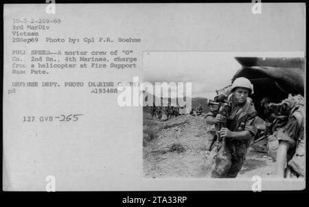 Marines der G-Kompanie, 2. Bataillon, 4. Marines, stürmen am 20. September 1969 von einem Hubschrauber auf der Feuerwehrbasis Pete, Vietnam. Das Foto zeigt eine Mörsercrew in Aktion. Stockfoto