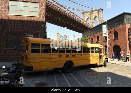 New York, USA - 25. Mai 2018: Gelber Schulbus auf Dumbo in Brooklyn. Stockfoto