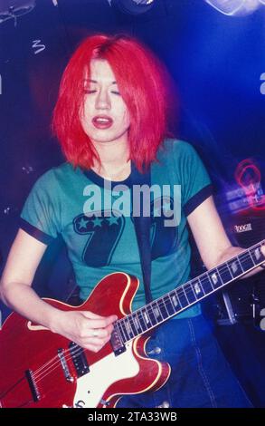 Miki Berenyi von der britischen Band Lush spielte am 8. Juni 1994 live im Bath Hub Club in Bath, England. Die Band tourte, um die Doppelveröffentlichung der beiden Singles Hypocrite und Desire Lines sowie ihres vielgelobten dritten Studioalbums Split zu unterstützen. Foto: ROB WATKINS Stockfoto